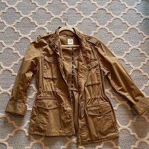 GAP Women’s multi pocket light weight coat! Gently used in great condition!